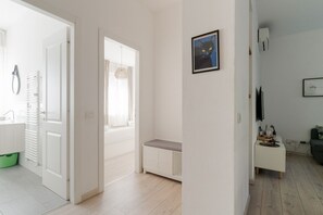 2 bedrooms, iron/ironing board, travel crib