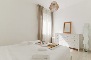 2 chambres, fer et planche à repasser, lit de bébé portatif