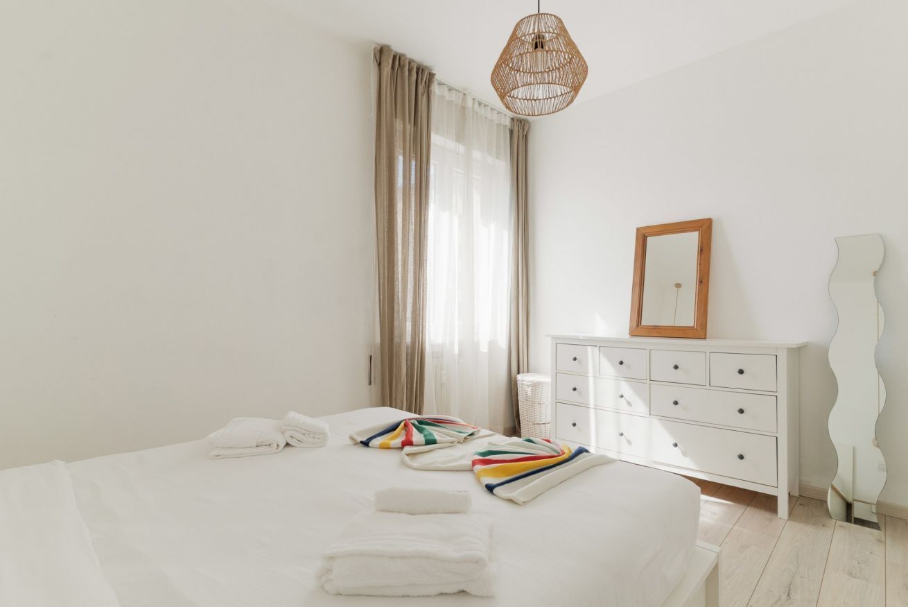 2 chambres, fer et planche à repasser, lit de bébé portatif
