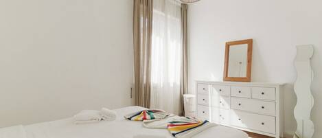 2 chambres, fer et planche à repasser, lit de bébé portatif