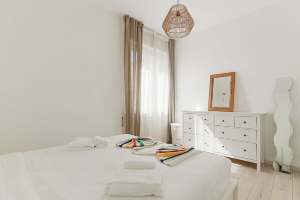 2 chambres, fer et planche à repasser, lit de bébé portatif
