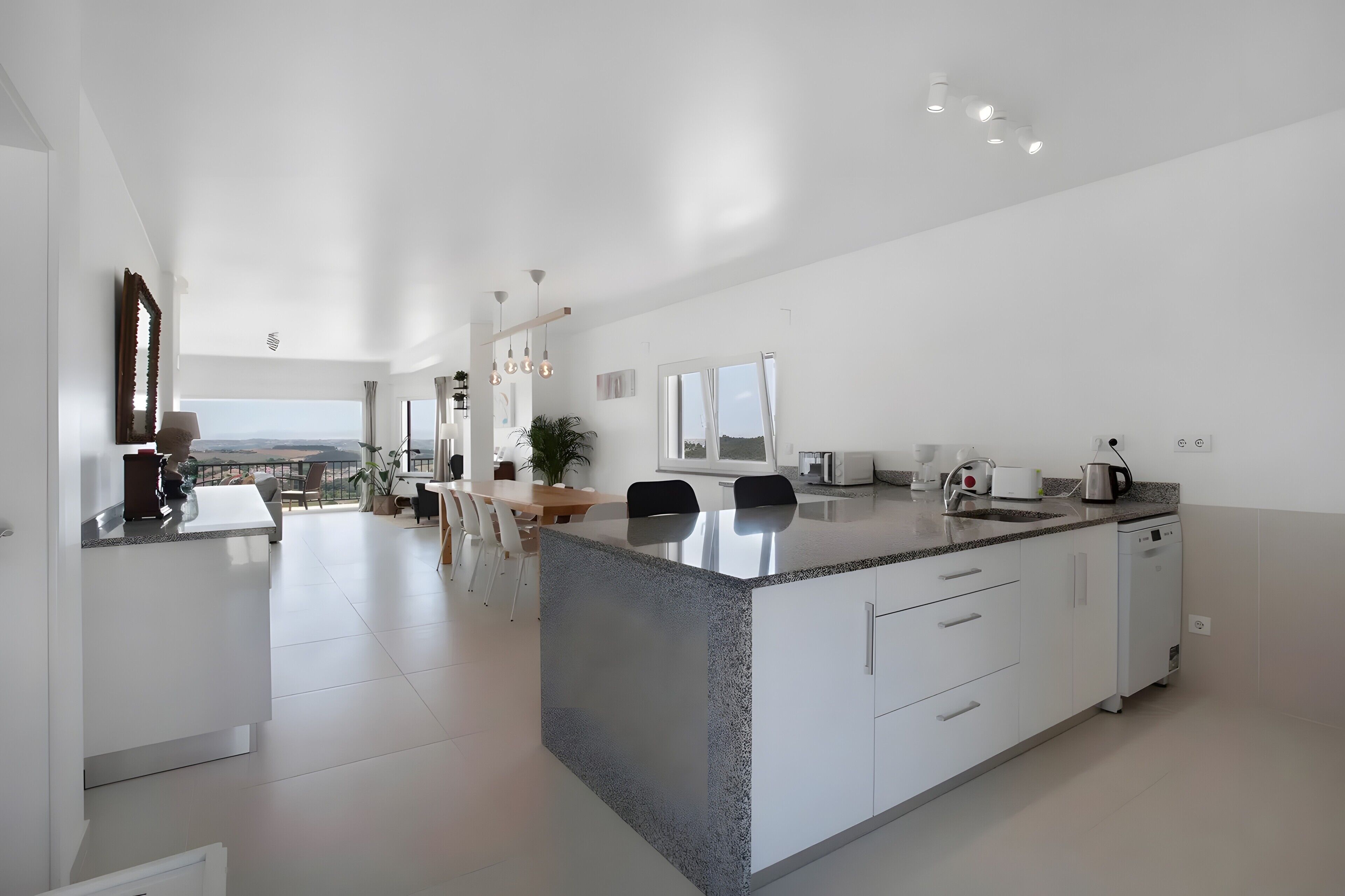 冷蔵庫、電子レンジ、オーブン、食器洗い機