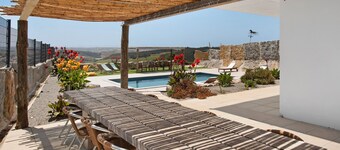 Villa 'Peace House Lourinhã' with Mountain View, Private Pool and Wi-Fi