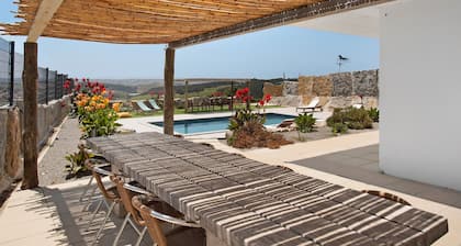 Villa 'Peace House LourinhĂŁ' with Mountain View, Private Pool and Wi-Fi