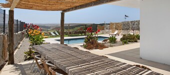Villa 'Peace House Lourinhã' avec vue sur la montagne, piscine privée et Wi-Fi