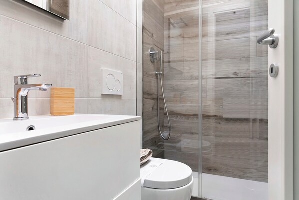 Shower, hair dryer, towels
