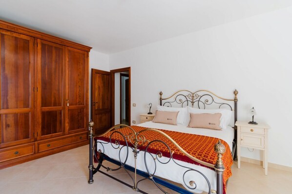 3 Schlafzimmer, Reisekinderbett