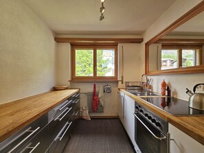Fridge, oven, dishwasher, coffee/tea maker