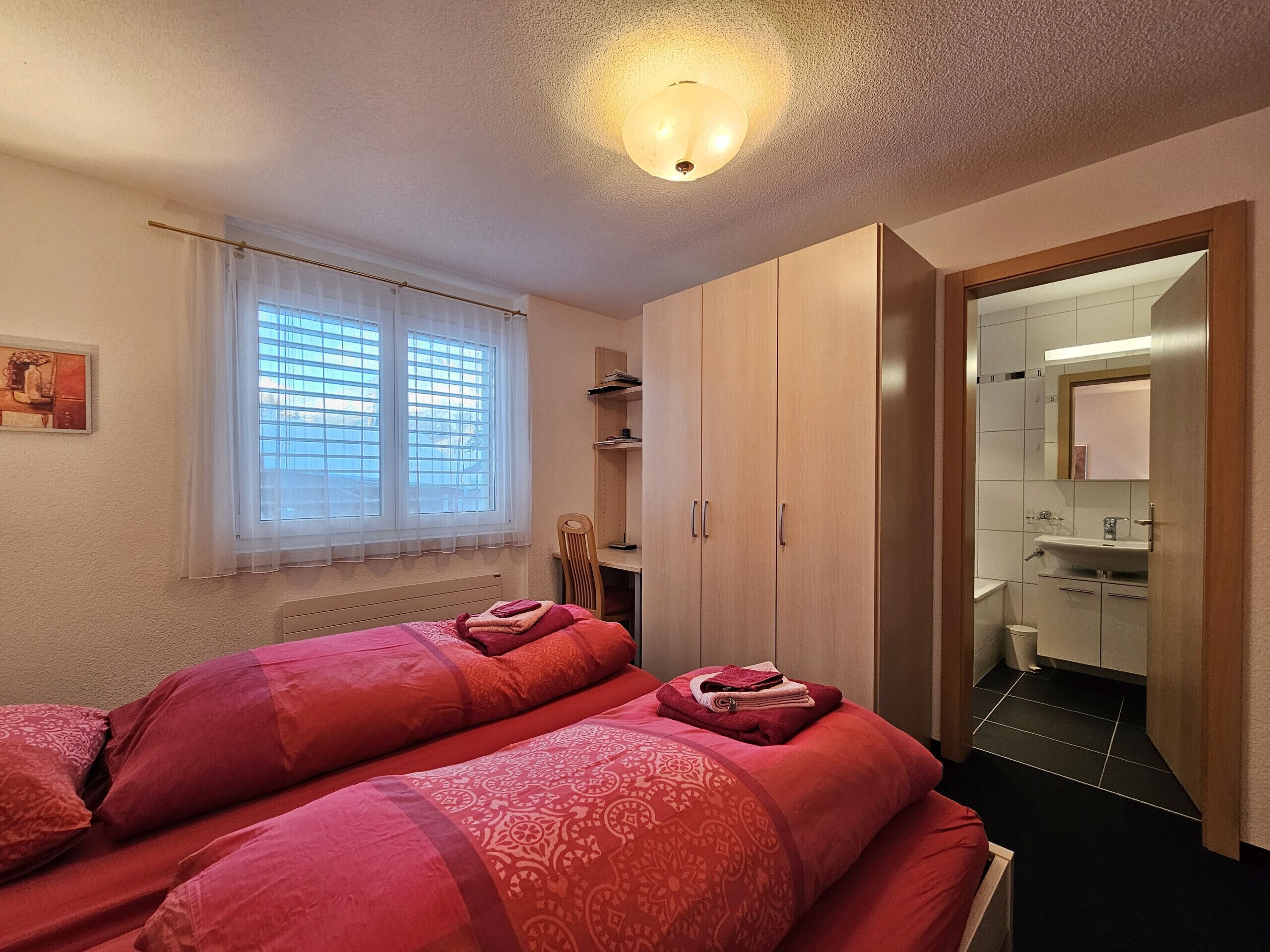 2 多间卧室、免费 WiFi、床单