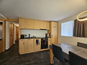 Fridge, oven, dishwasher, coffee/tea maker