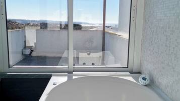 Departamento, 2 habitaciones, balcón, vista al mar | Tina de hidromasaje privada