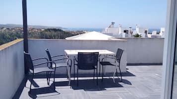 Apartemen, 2 kamar tidur, balkon, pemandangan laut | Teras/patio