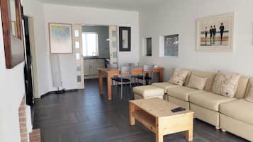 Apartment, 2 Bedrooms, Balcony, Sea View | Living area