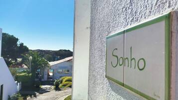 Pintu masuk properti