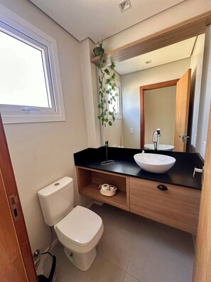 Regadera y papel de baño 