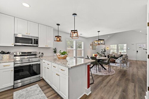 Comfortable & Stylish New House - 10min to LakePoint!