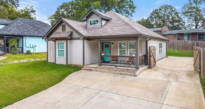 Comfortable & Stylish New House - 10min to LakePoint!