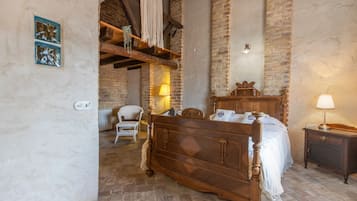 7 bedrooms, desk, iron/ironing board, WiFi