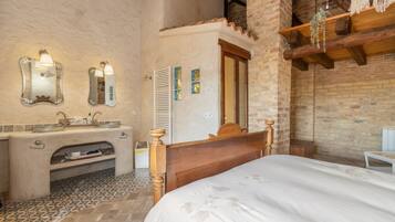 7 bedrooms, iron/ironing board, WiFi, bed sheets