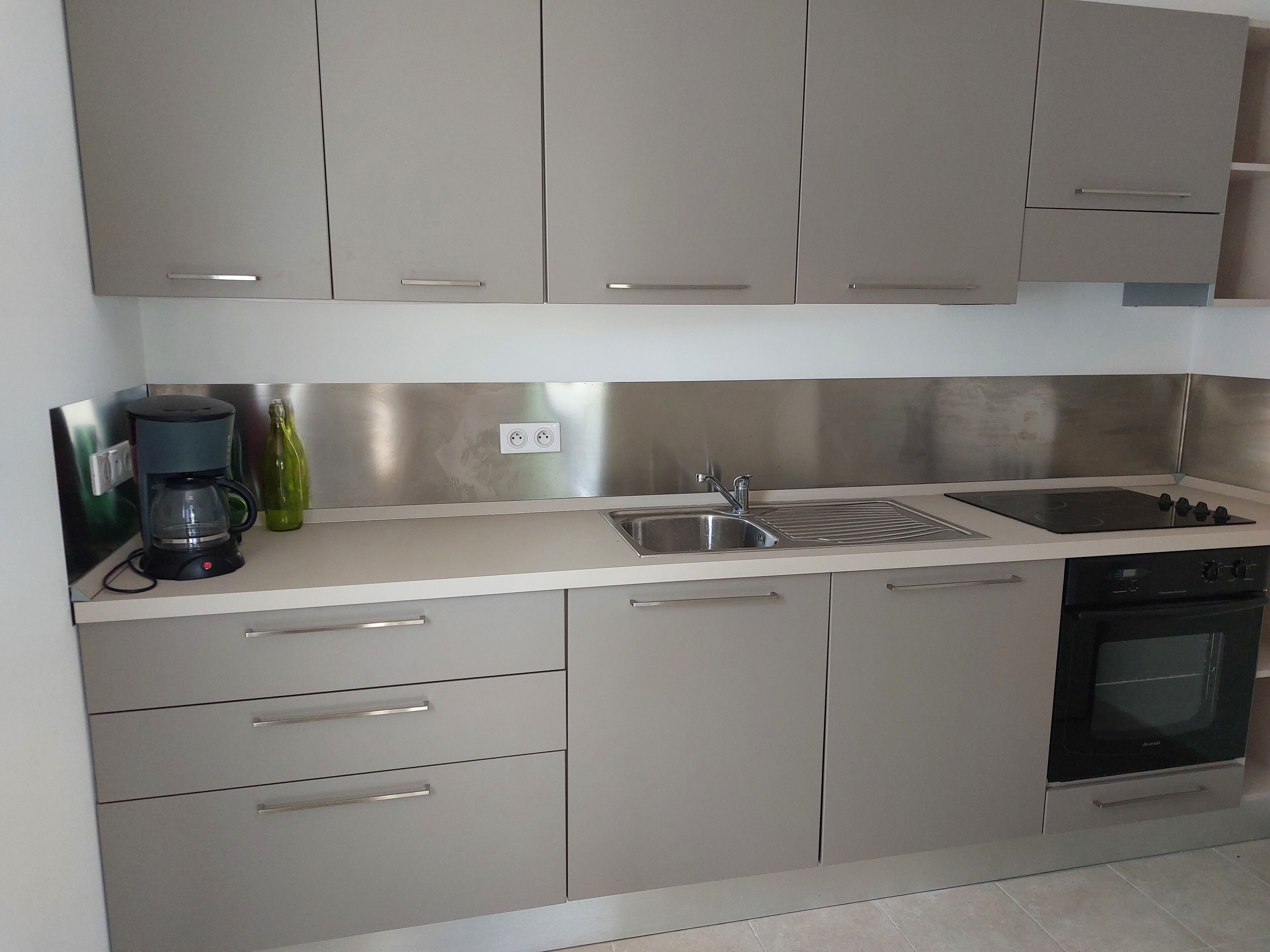 Micro-ondes, four, plaque de cuisson, lave-vaisselle