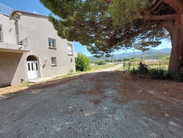 المنطقة المحيطة بالمنشأة