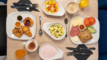 Tägliches Frühstücksbuffet (15.90 EUR pro Person)