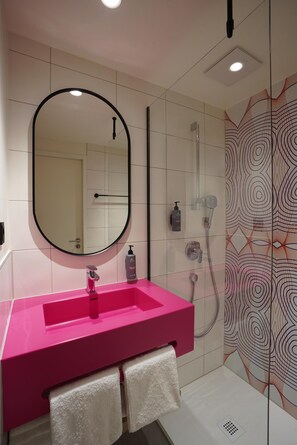 Bruser, brusehoved med spredningseffekt, hårtørrer