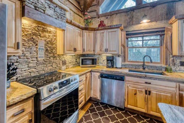 Réfrigérateur, four à micro-ondes, un four, surface de cuisson