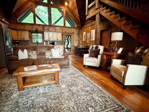 Smart TV, books - Mtn views, hot tub, fire pit, pool table, pets allowed.  A perfect retreat! (Blue Ridge)