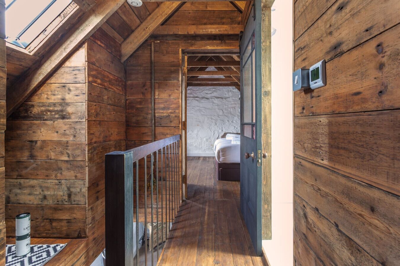 Desk, iron/ironing board, WiFi, bed sheets