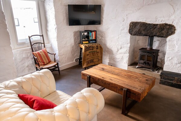 TV, fireplace