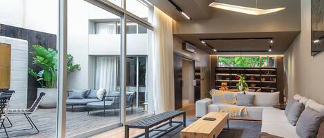 Luxury-Haus, 4 Schlafzimmer, eigener Pool, Stadtblick | Wohnzimmer | 32-Zoll-LED-Fernseher mit Digitalempfang