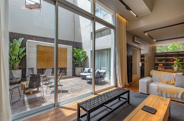 Luxury House, 4 Bedrooms, Private Pool, City View | Living room | 32-inch LED TV with digital channels