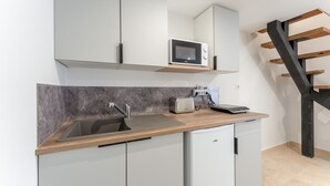 Ett modernt kök med inbyggd mikrovågsugn, brödrost och diskmaskin.