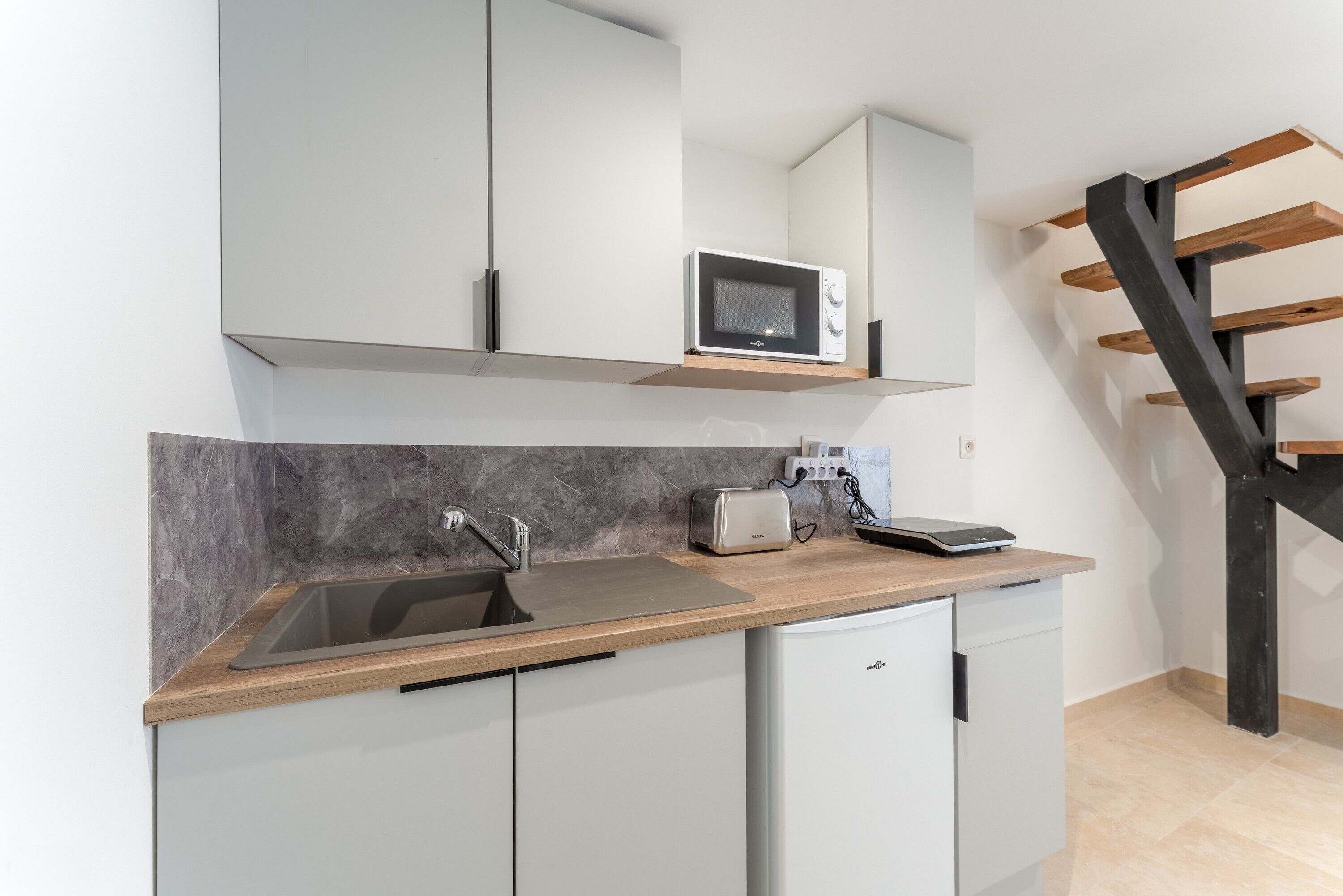 Frigorífic, microones, placa de cuina i cafetera i tetera 