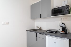 Kühlschrank, Mikrowelle, Herdplatte, Wasserkocher mit Kaffee-/Teezubehör