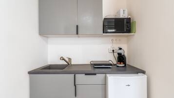 Een koelkast, een microgolfoven, een kookplaat