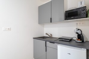 Réfrigérateur, micro-ondes, plaque de cuisson, cafetière/bouilloire