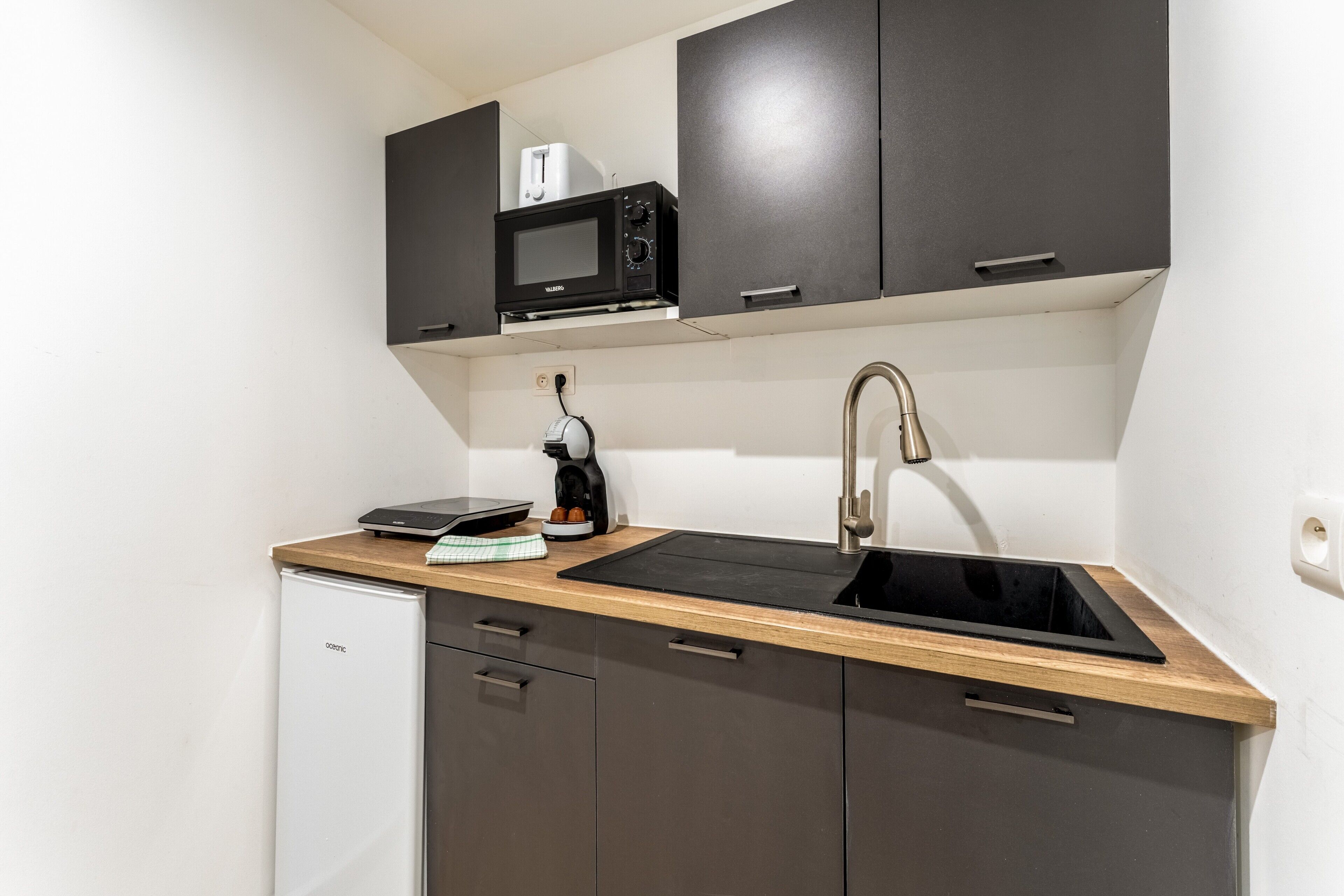 Fridge, microwave, stovetop, coffee/tea maker