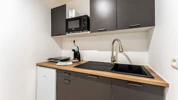 Kühlschrank, Mikrowelle, Herdplatte, Wasserkocher mit Kaffee-/Teezubehör