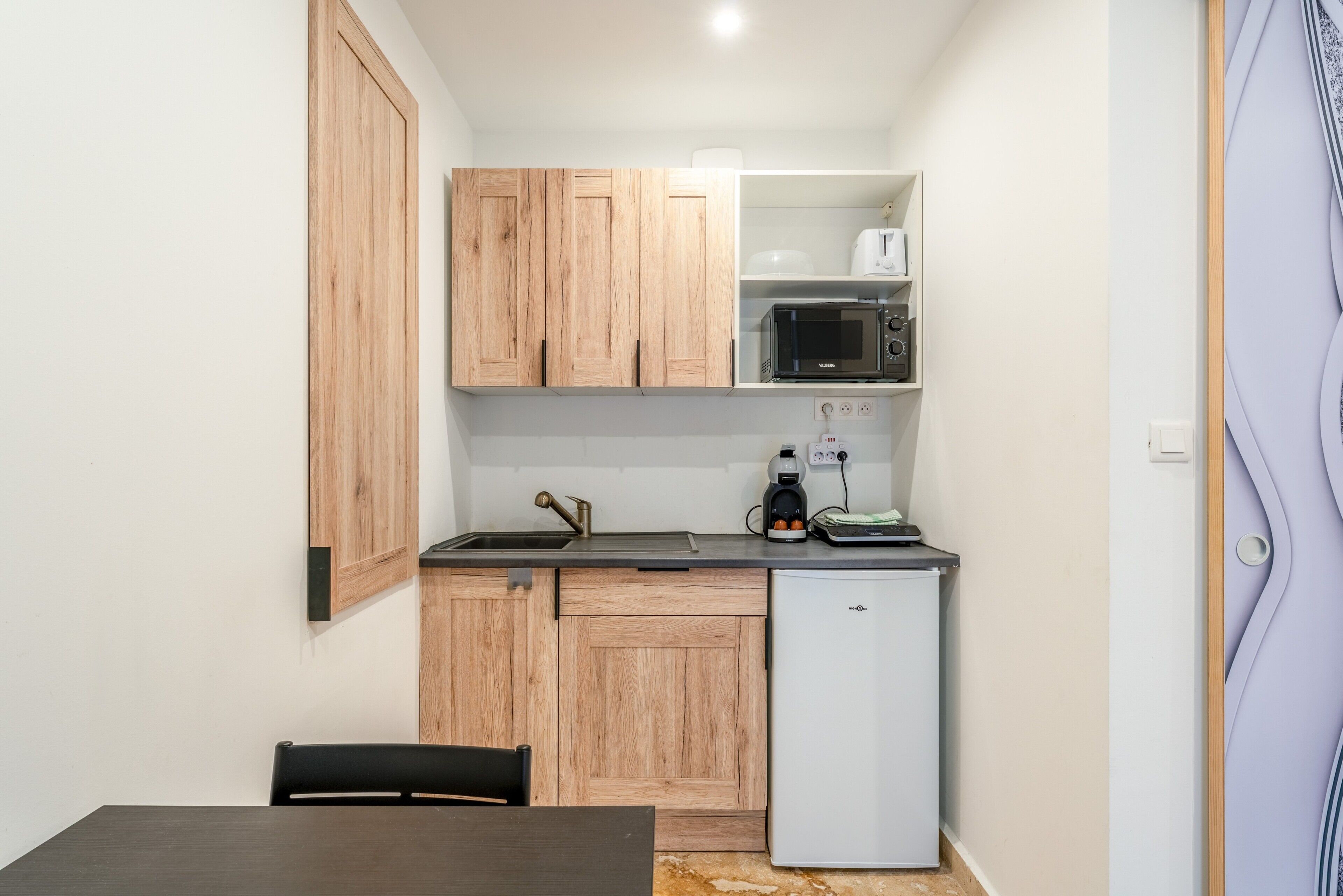 Kylskåp, mikrovågsugn, spishäll och kaffe- och tebryggare