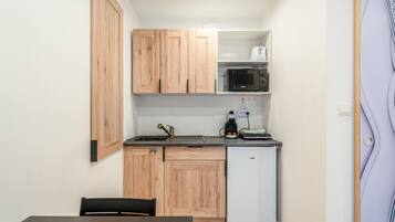 Kylskåp, mikrovågsugn, spishäll och kaffe- och tebryggare