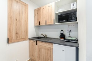 Fridge, microwave, stovetop, coffee/tea maker