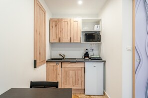 Fridge, microwave, stovetop, coffee/tea maker