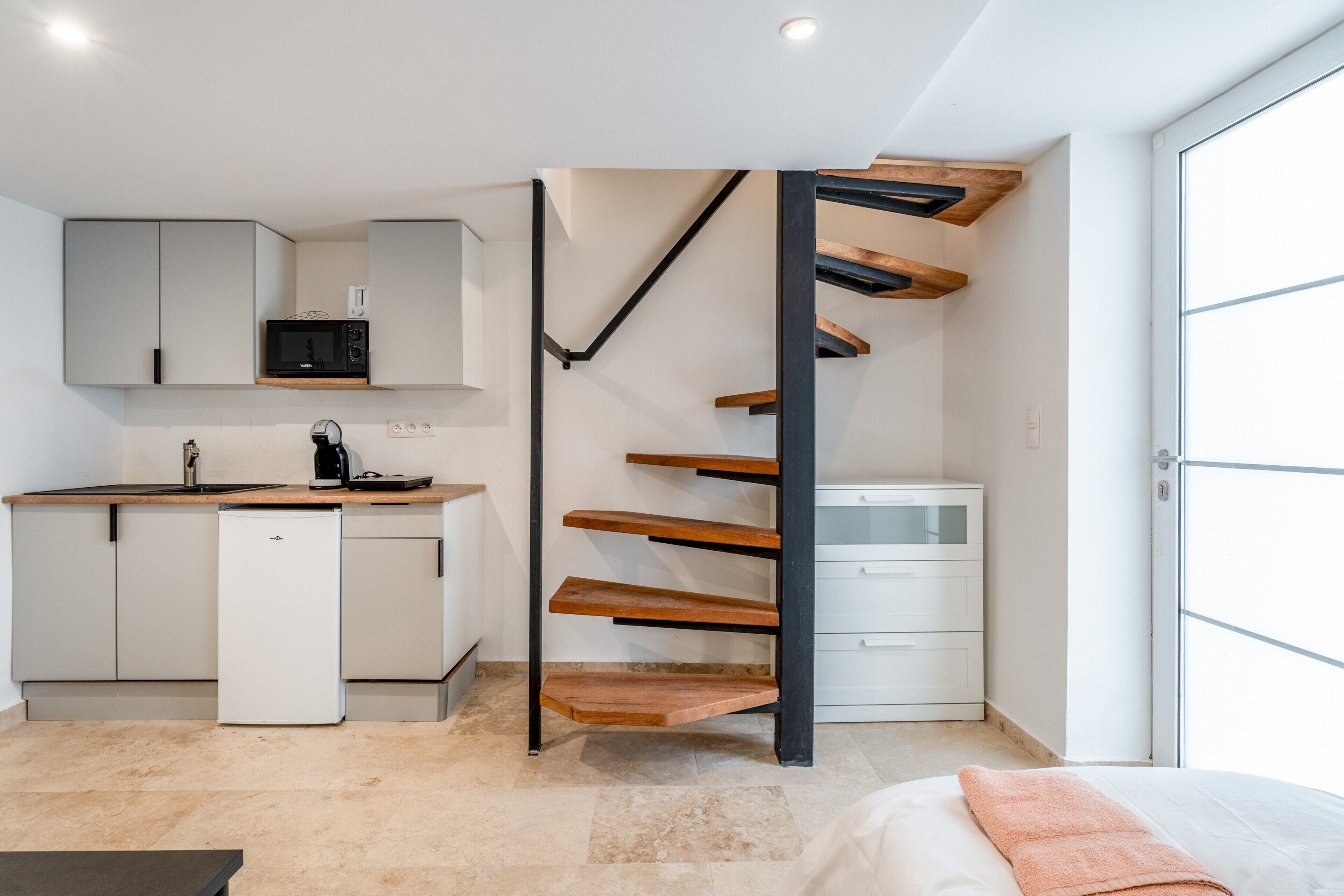 Fridge, microwave, stovetop, coffee/tea maker