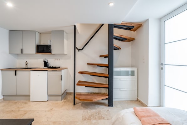 Geladeira, micro-ondas, cooktop, cafeteira/chaleira