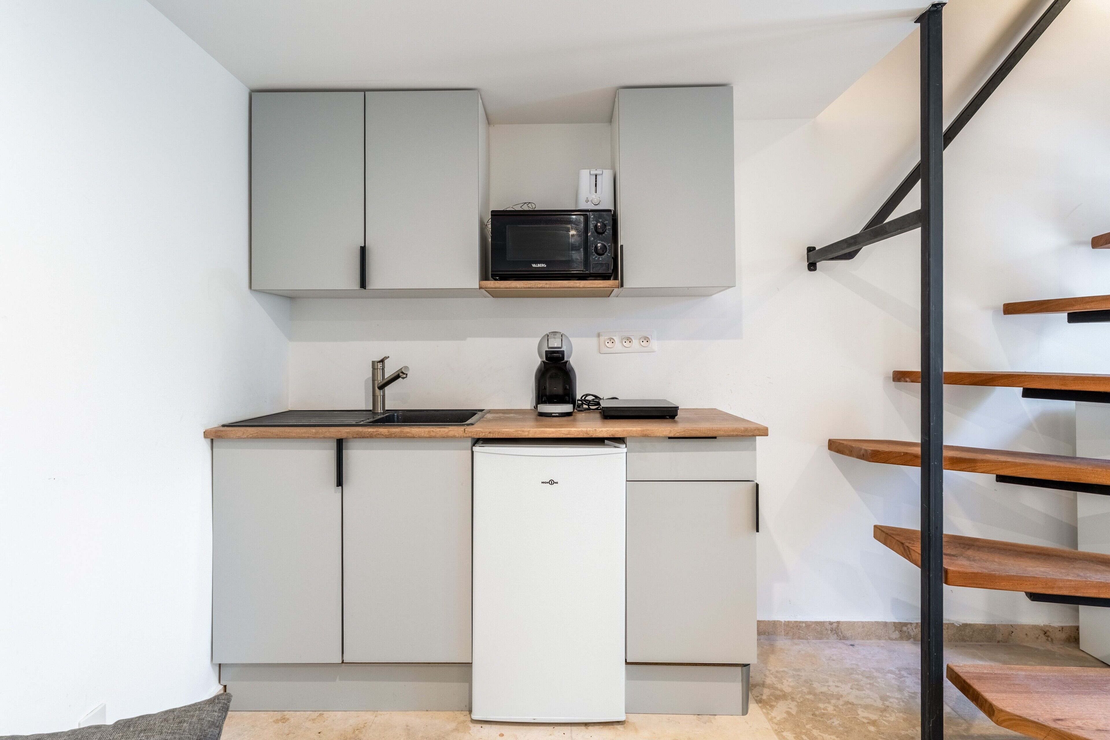 Kylskåp, mikrovågsugn, spishäll och kaffe- och tebryggare