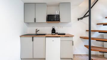 Een koelkast, een microgolfoven, een kookplaat