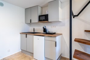 Geladeira, micro-ondas, cooktop, cafeteira/chaleira