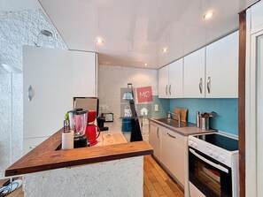 Kühlschrank, Mikrowelle, Ofen, Wasserkocher mit Kaffee-/Teezubehör